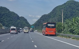Nhiều ô tô đậu ở đầu hầm cao tốc Mai Sơn - quốc lộ 45 dù có biển cấm