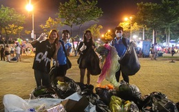 Tích cực dọn rác, giới trẻ Đà Nẵng để lại hình ảnh đẹp sau lễ hội pháo hoa