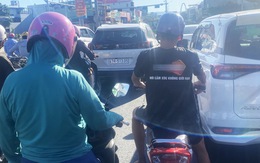 Logo 'lạ' xuất hiện trên áo của người đi đường, thợ hồ tại Đà Nẵng