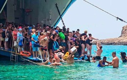 Hy Lạp: Du khách bức xúc vì phải tự lội qua vùng nước sâu để lên đảo