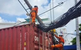 Xe container kéo ngã trụ điện hạ thế ở quận Tân Bình