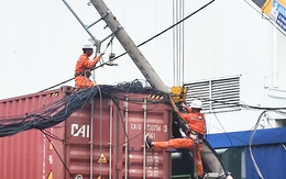Xe container kéo ngã trụ điện đường dây hạ thế ở quận Tân Bình