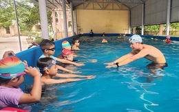 'Người sắt' dạy trẻ em vùng rốn lũ bơi sinh tồn