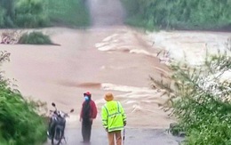 Cảnh sát giao thông lập chốt cảnh báo ở nhiều tuyến đường miền Bắc bị sạt lở, ngập lụt