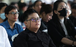 Mượn áo đen của ngoại, cậu bé 12 tuổi đến viếng Tổng Bí thư Nguyễn Phú Trọng tại TP.HCM