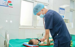 Giây phút bác sĩ Nhân Hậu cứu sống bé trai 2 tuổi ngừng thở
