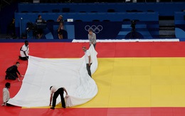 Sự cố ở Olympic Paris 2024: Phải thay mới sàn đấu judo xuyên đêm