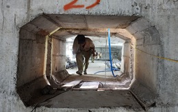 Công nhân vã mồ hôi trong hộp dầm để sửa chữa cầu Trà Khúc 2