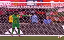 Thủ môn Onana tấu hài khi bắt penalty