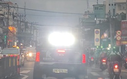 Xác minh ô tô lắp đèn 'siêu sáng' chạy trên đường Nguyễn Tất Thành (quận 4)