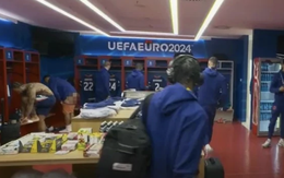 Cầu thủ Hà Lan lộ vùng nhạy cảm vì phóng viên vào phòng thay đồ