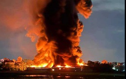 Cháy công ty bao bì ở Vĩnh Phúc, 'biển lửa' cùng cột khói cuồn cuộn bốc cao hàng trăm mét