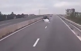 Ô tô xịt khói trắng 'tàng hình' trên cao tốc