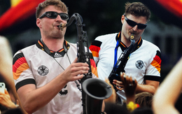 Thầy giáo chơi saxophone trở thành hiện tượng ở Euro 2024