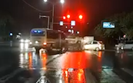 Camera quay cảnh xe khách vượt đèn đỏ, tông lật ô tô tải rồi chạy khỏi hiện trường