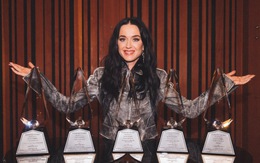 Katy Perry nhận "mưa kim cương"