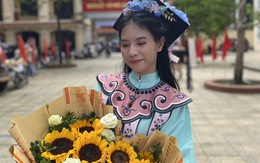 Giới trẻ sôi sục với trào lưu phối áo cử nhân cùng Việt phục