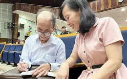 Thầy giáo 87 tuổi thi đỗ thạc sĩ, được trường tặng học bổng