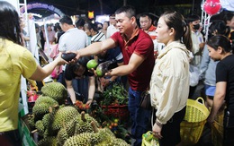 Du khách thích thú với trái cây siêu to tại Lễ hội trái cây Khánh Sơn 2024