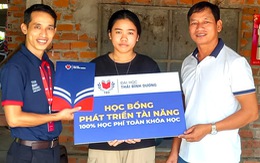 Nữ sinh không cha mẹ, một mình che chở cho em gái được tặng học bổng toàn khóa đại học