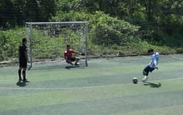 Thủ môn bắt penalty giận dỗi vì bị trọng tài rút thẻ vàng