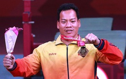 Lực sĩ Lê Văn Công cầm cờ cho đoàn Paralympic Việt Nam