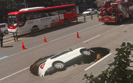 'Hố tử thần' nuốt chửng ô tô ngay thủ đô Seoul, 2 người bị thương