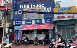 Ảnh vui 10-9: Cơn gió thổi bay bảng hiệu tạo chữ 'lo âu'