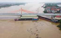 Tạm cấm lưu thông qua cầu Vĩnh Phú do tàu, sà lan mắc kẹt dưới gầm cầu