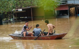 Nước lũ trên sông Hồng dâng cao, bãi gửi xe ở quận trung tâm Hà Nội chỉ còn nhìn thấy mái tôn