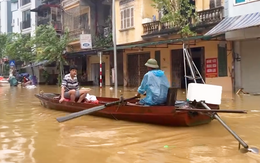 Video ngập lụt tại Hà Nội, người dân bơi xuồng trên phố, lũ có thể đạt đỉnh trưa nay