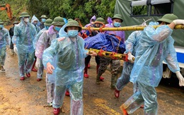 Chiến sĩ công an đi bộ 20km khiêng thi thể nạn nhân vụ sạt lở về với gia đình