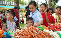 Trung thu của học sinh Làng Nủ, chia kẹo cho những chỗ ngồi đã trống