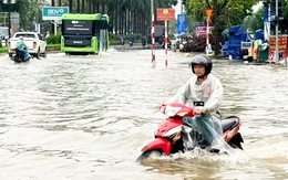 Nhiều tuyến đường ngập sâu do mưa lớn, xe cộ chết máy ở Hà Nội