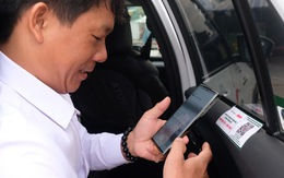 Quét mã QR báo Tuổi Trẻ trên taxi Vinasun ủng hộ đồng bào bão lũ