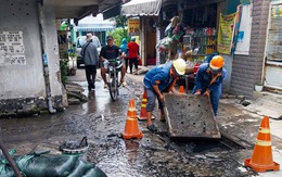 Hẻm ngập nửa tháng, đường như ‘ao cá’ ở Bình Tân: Trước mắt thường xuyên nạo vét cống