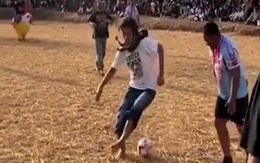 Chàng trai không thể dừng lại khi lỡ bấm skill rê bóng của Ronaldo