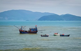 Sóng lớn đánh chìm thuyền trên biển Nha Trang, 1 ngư dân mất tích