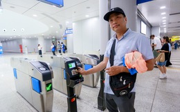 Người dân hài lòng khi được hướng dẫn quẹt thẻ, quét mã QR đi metro số 1