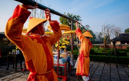 Dựng nêu trong Hoàng cung Huế, Tết đã về thật rồi