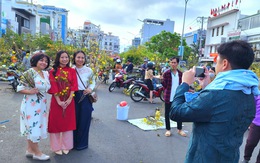 Chợ nhánh mai vàng ở An Giang nơi kẻ bán người mua đều hoan hỉ