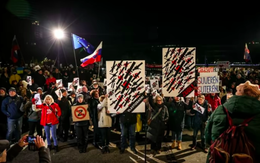 Hàng ngàn người biểu tình ở Slovakia, đòi Thủ tướng Fico 'hãy tới Nga để đất nước bình yên'