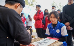 Sinh viên xếp hàng cả tiếng để xin chữ thư pháp