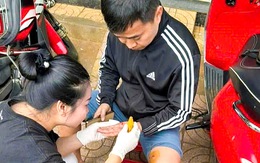 Đi ngang ngôi nhà bốc cháy, cán bộ văn phòng đập kính lao vào, cứu được 2 trẻ nhỏ