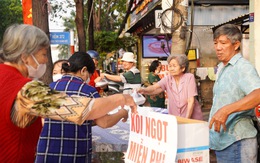 Cả nhà, cả xóm xuyên đêm nấu xôi, làm bánh mì tặng khách ngày lễ rước cộ Bà