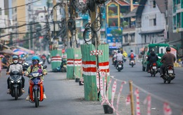 Cột điện giữa đường Dương Quảng Hàm vì sao chưa di dời?