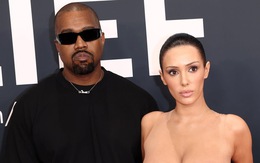 Đỏ mặt với bộ cánh của vợ Kanye West trên thảm đỏ Grammy