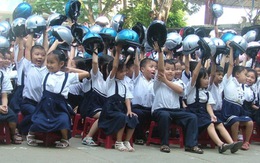 Hơn 1.400 mũ bảo hiểm cho học sinh tiểu học
