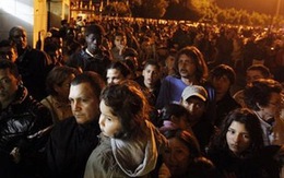 Tây Ban Nha: Hàng trăm người xếp hàng chờ thức ăn sau động đất