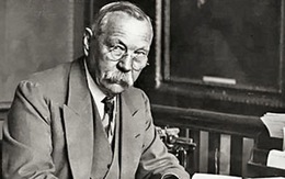 Xuất bản tiểu thuyết đầu tay của Conan Doyle